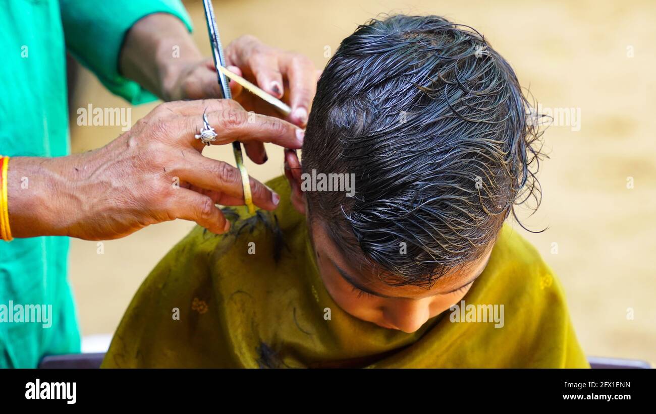 Paysage rural indien, le barbier local se rendre chaque jour porte à porte pour raser les villageois. Banque D'Images