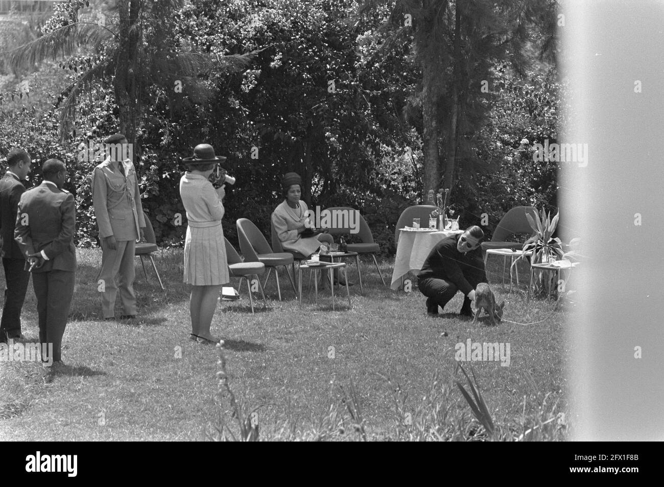 Princesse Beatrix filmant le prince Claus avec un petit cerf dans le jardin de l'hôtel Ghion, 29 janvier 1969, JARDINS, hôtels, princes, princesses, pays-Bas, agence de presse du XXe siècle photo, news to remember, documentaire, photographie historique 1945-1990, histoires visuelles, L'histoire humaine du XXe siècle, immortaliser des moments dans le temps Banque D'Images