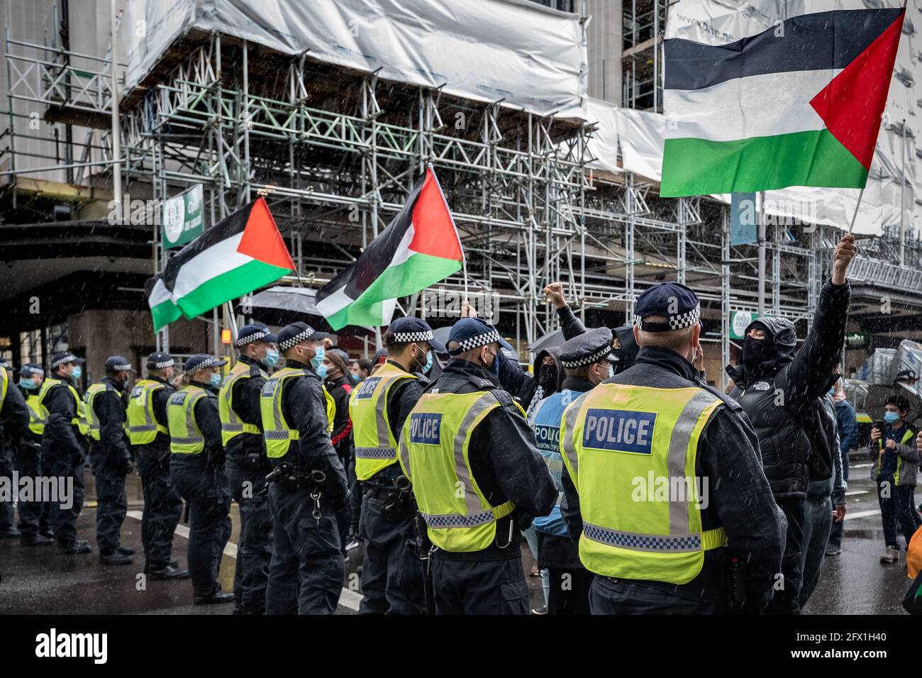 Les manifestants de la Palestine libre s’oppose à un rassemblement « solidarité avec Israël » près de l’ambassade d’Israël sous la présence de la police, Londres, Royaume-Uni. Banque D'Images