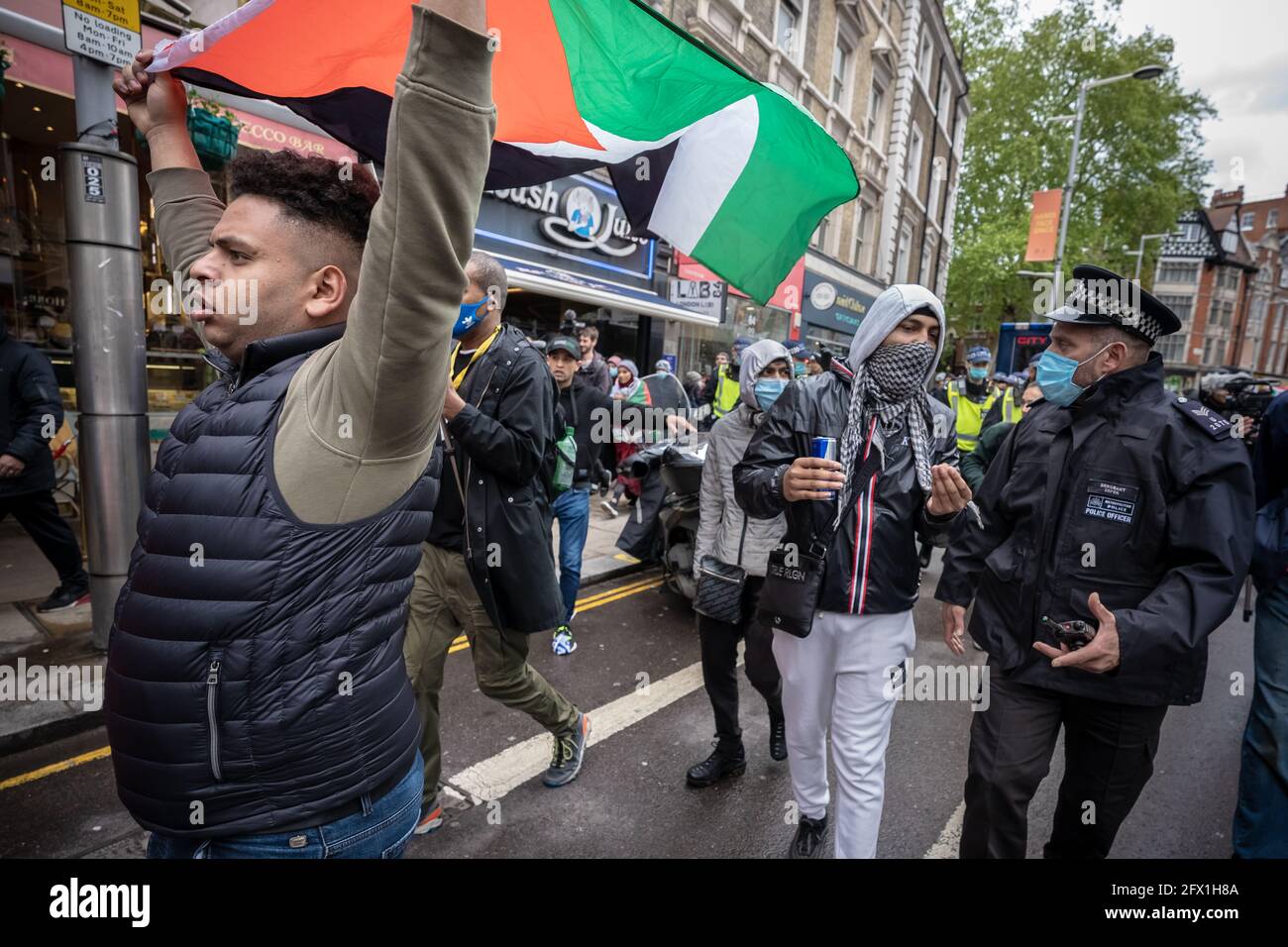 Les manifestants de la Palestine libre s’oppose à un rassemblement « solidarité avec Israël » près de l’ambassade d’Israël sous la présence de la police, Londres, Royaume-Uni. Banque D'Images