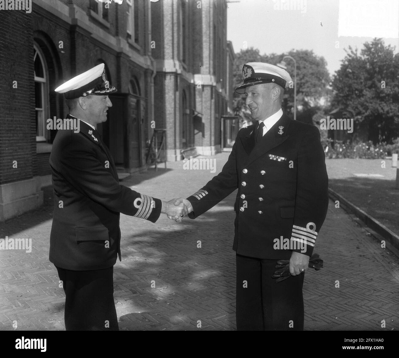 Changement de commandement de l'Institut Royal Naval à Den Helder, 2 juillet 1951, Marine, officiers, pays-Bas, agence de presse du xxe siècle photo, nouvelles à retenir, documentaire, photographie historique 1945-1990, histoires visuelles, L'histoire humaine du XXe siècle, immortaliser des moments dans le temps Banque D'Images