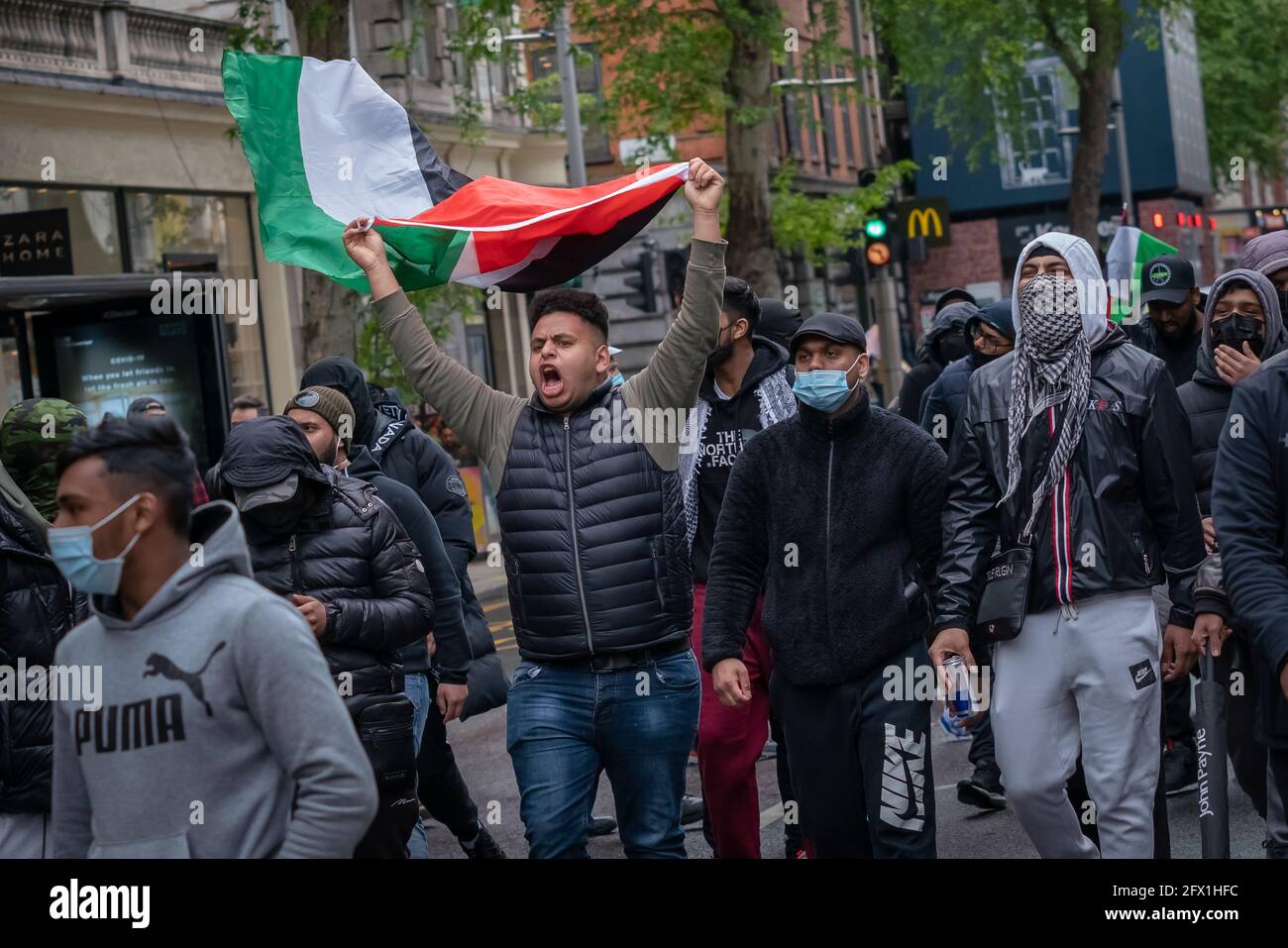 Les manifestants de la Palestine libre s’oppose à un rassemblement « solidarité avec Israël » près de l’ambassade d’Israël sous la présence de la police, Londres, Royaume-Uni. Banque D'Images