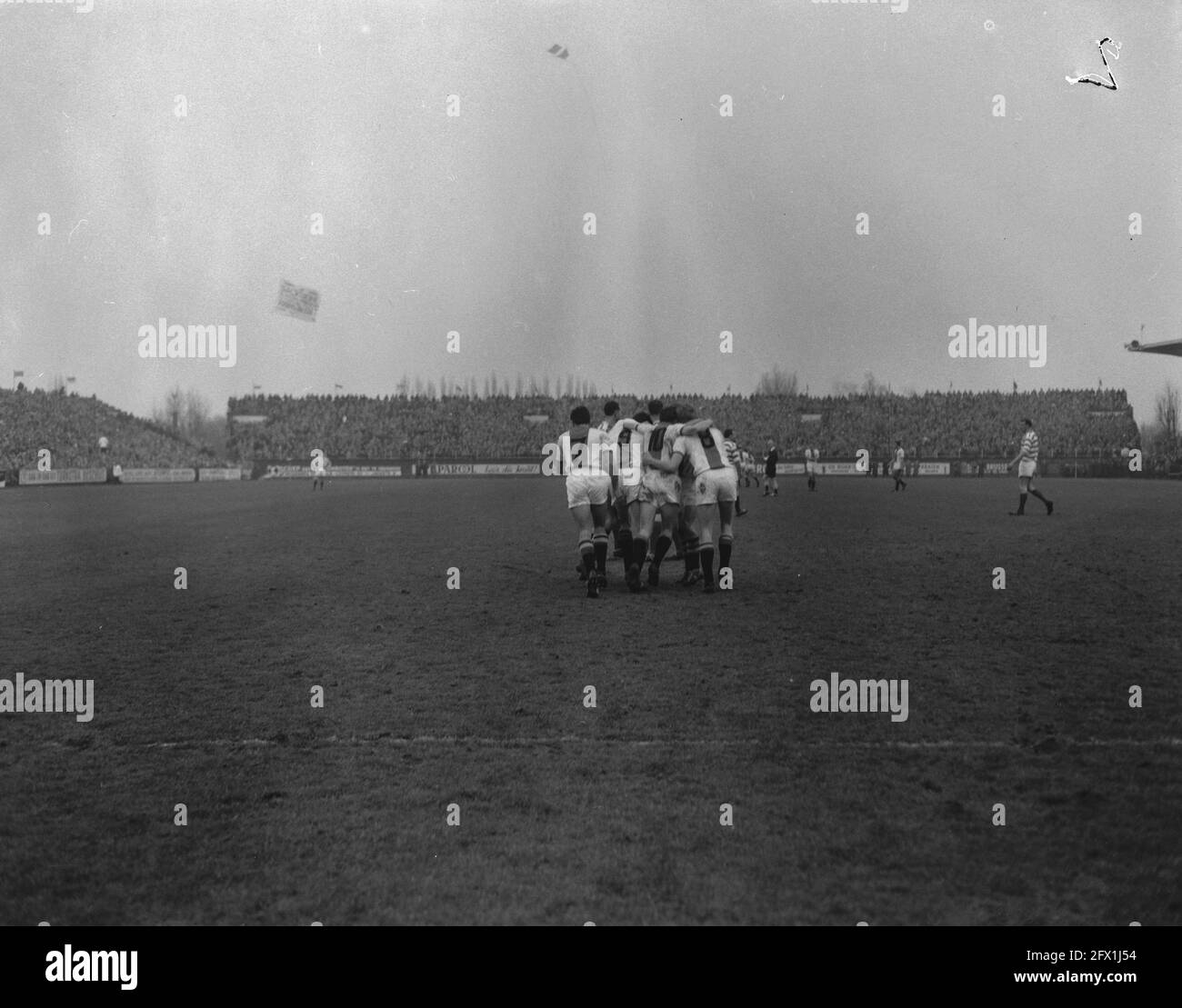 Ajax contre Blauw-Wit 8-1, joie dans le camp Ajax après chaque but, 27 mars 1960, buts, pays-Bas, agence de presse du xxe siècle photo, nouvelles à retenir, documentaire, photographie historique 1945-1990, histoires visuelles, L'histoire humaine du XXe siècle, immortaliser des moments dans le temps Banque D'Images