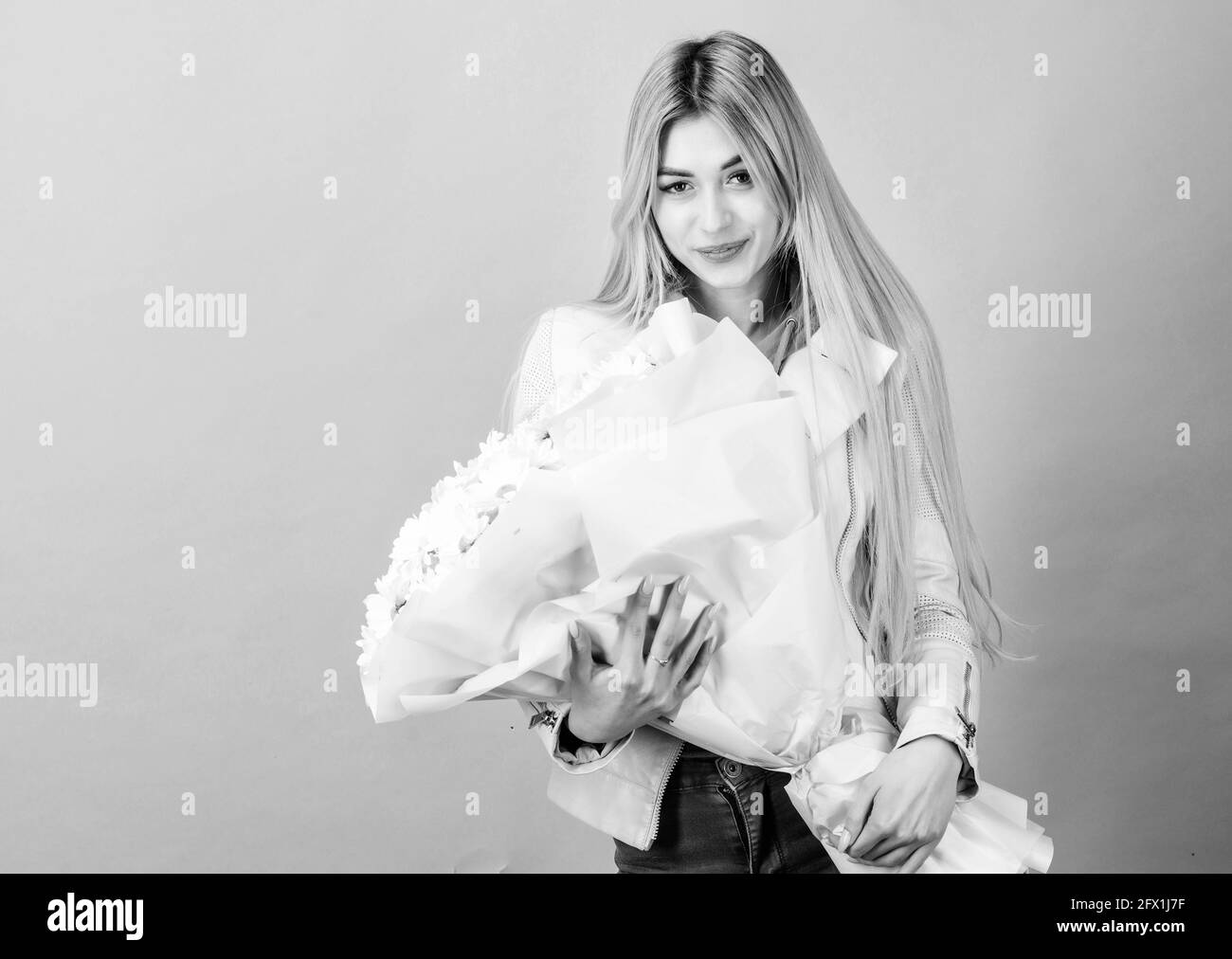 Fete Des Meres Printemps Et Ete Fleuriste En Fleuriste Joyeux Anniversaire Marguerite Belle Femme Avec Bouquet De Fleurs De Marguerite Jour Pour Femmes Photo Stock Alamy