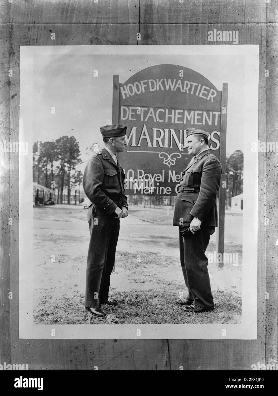 Corps de marine au Camp Lejeune (Caroline du Nord). Le général de brigade Alfred H. Noble (à gauche), commandant du Commandement de l'instruction maritime au Camp Lejeune, accueille le lieutenant-colonel L. Langeveld, commandant du corps maritime, détachement des États-Unis, 1944, Marine, armée, Officiers, camps d'entraînement, Seconde Guerre mondiale, pays-Bas, Agence de presse du XXe siècle photo, nouvelles à retenir, documentaire, photographie historique 1945-1990, histoires visuelles, L'histoire humaine du XXe siècle, immortaliser des moments dans le temps Banque D'Images