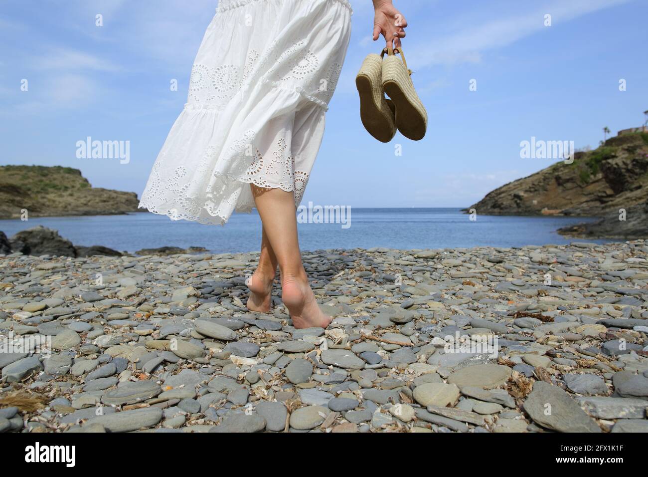 Portrait barefoot woman walking alone Banque de photographies et d'images à  haute résolution - Alamy