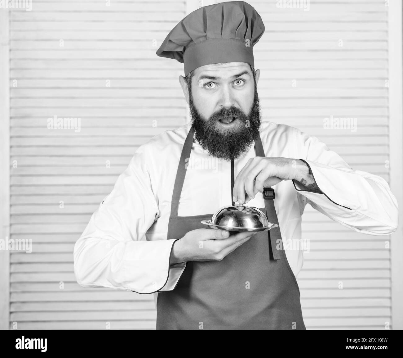 Qu'est-ce que sous le couvercle ? Délicieux repas. La haute cuisine se  caractérise par une préparation méticuleuse et un repas de présentation  soigneux. Chapeau d'homme et tablier Photo Stock - Alamy