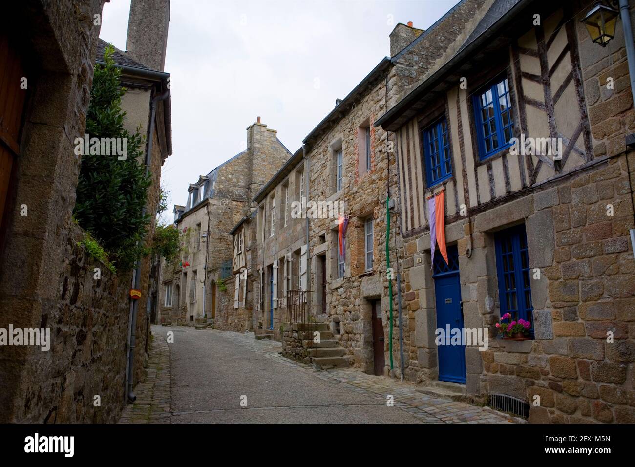 Rue du Dr Sagory, Moncontour, Côtes d'Armor, Bretagne, France : une rue médiévale vide Banque D'Images