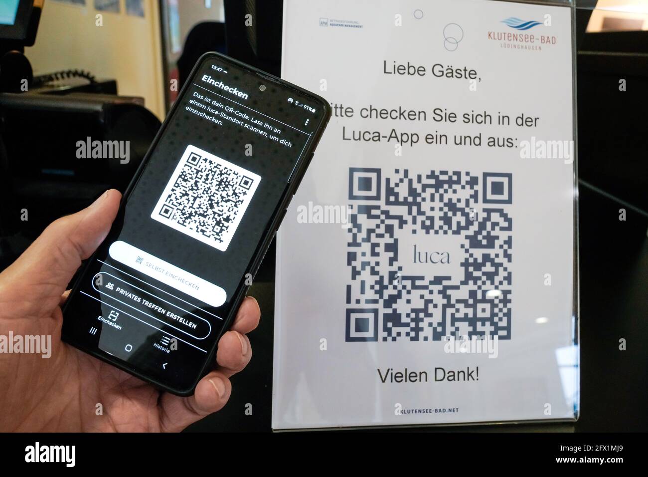 L'application Luca sur un smartphone scanne un code QR Luca à l'entrée d'une zone de baignade à Lüdinghausen, en Allemagne. Vous pouvez enregistrer et sortir avec votre téléphone mobile, ce qui permet de tracer les chaînes d'infection de corona. Banque D'Images