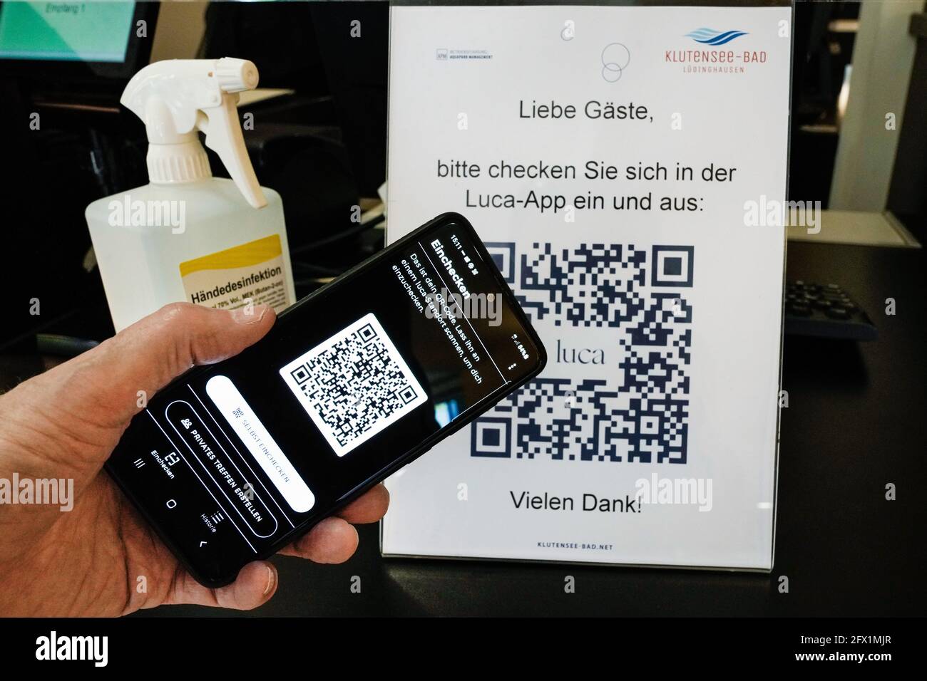 L'application Luca sur un smartphone scanne un code QR Luca à l'entrée d'une zone de baignade à Lüdinghausen, en Allemagne. Vous pouvez enregistrer et sortir avec votre téléphone mobile, ce qui permet de tracer les chaînes d'infection de corona. Banque D'Images