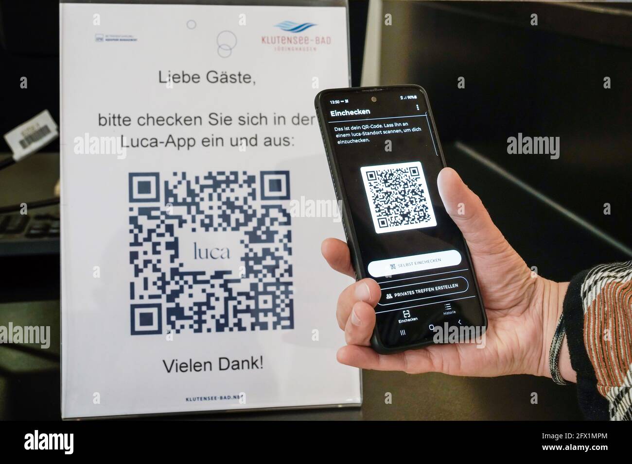 L'application Luca sur un smartphone scanne un code QR Luca à l'entrée d'une zone de baignade à Lüdinghausen, en Allemagne. Vous pouvez enregistrer et sortir avec votre téléphone mobile, ce qui permet de tracer les chaînes d'infection de corona. Banque D'Images