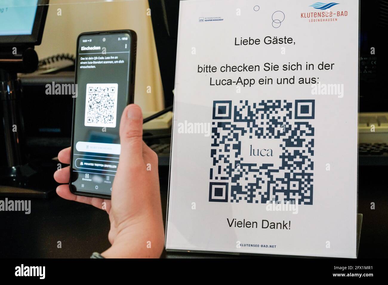 L'application Luca sur un smartphone scanne un code QR Luca à l'entrée d'une zone de baignade à Lüdinghausen, en Allemagne. Vous pouvez enregistrer et sortir avec votre téléphone mobile, ce qui permet de tracer les chaînes d'infection de corona. Banque D'Images