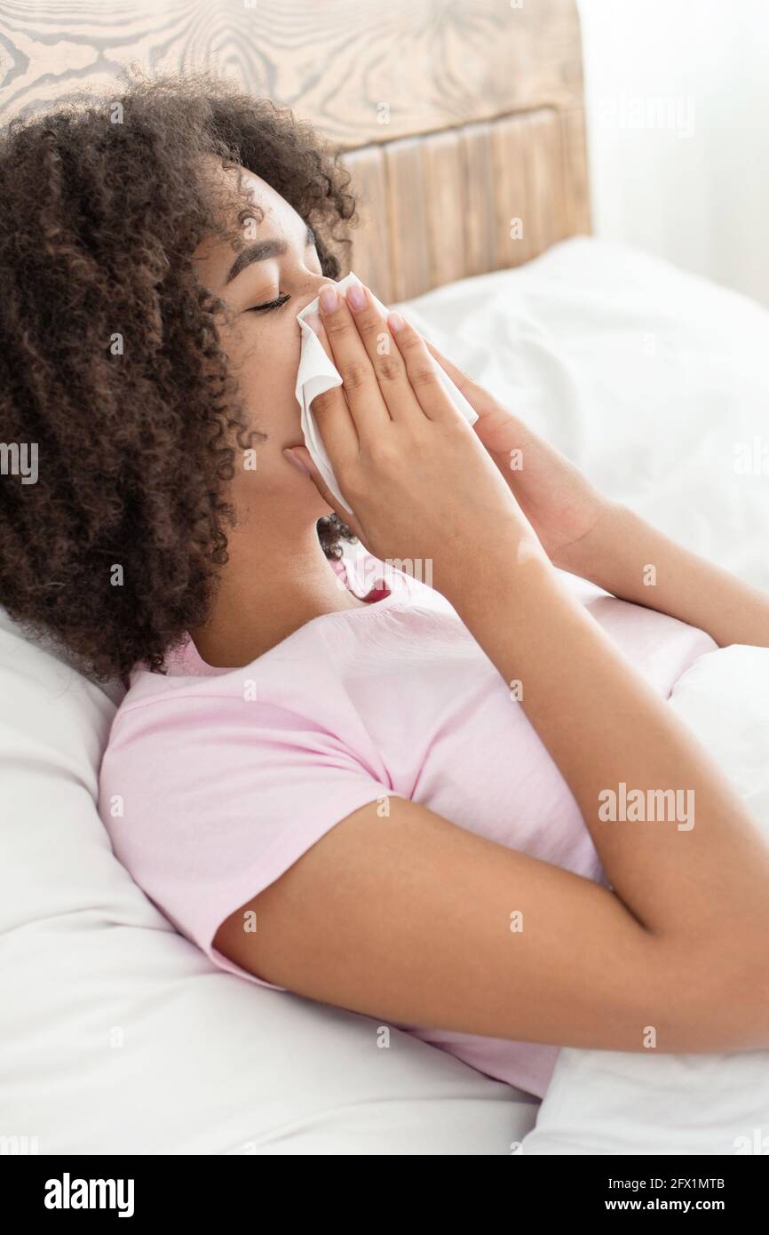 Maladie virale, sensation de malaise, quarantaine à la maison. Rhume et grippe, virus Covid-19 Banque D'Images