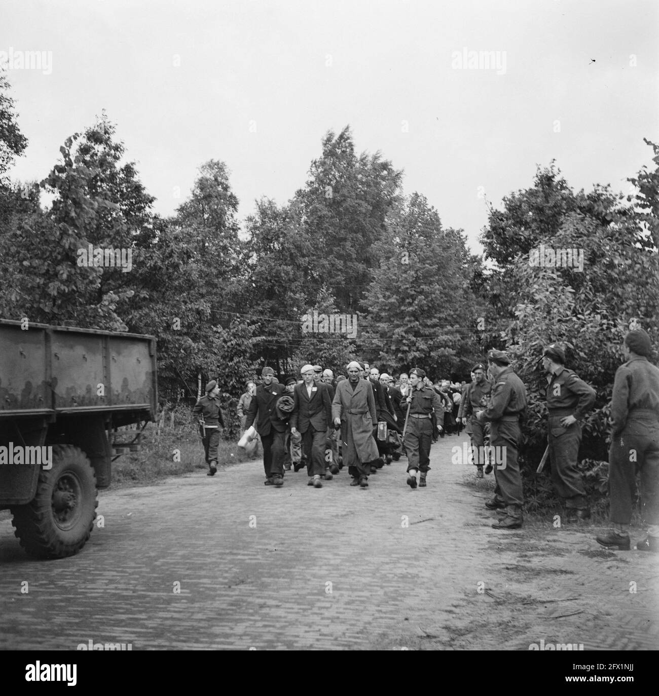 Prisonniers de guerre en escorte sur une route, juin 1945, camps d'internement, prisonniers de guerre, militaires, Pays-Bas, Agence de presse du XXe siècle photo, nouvelles à retenir, documentaire, photographie historique 1945-1990, histoires visuelles, L'histoire humaine du XXe siècle, immortaliser des moments dans le temps Banque D'Images