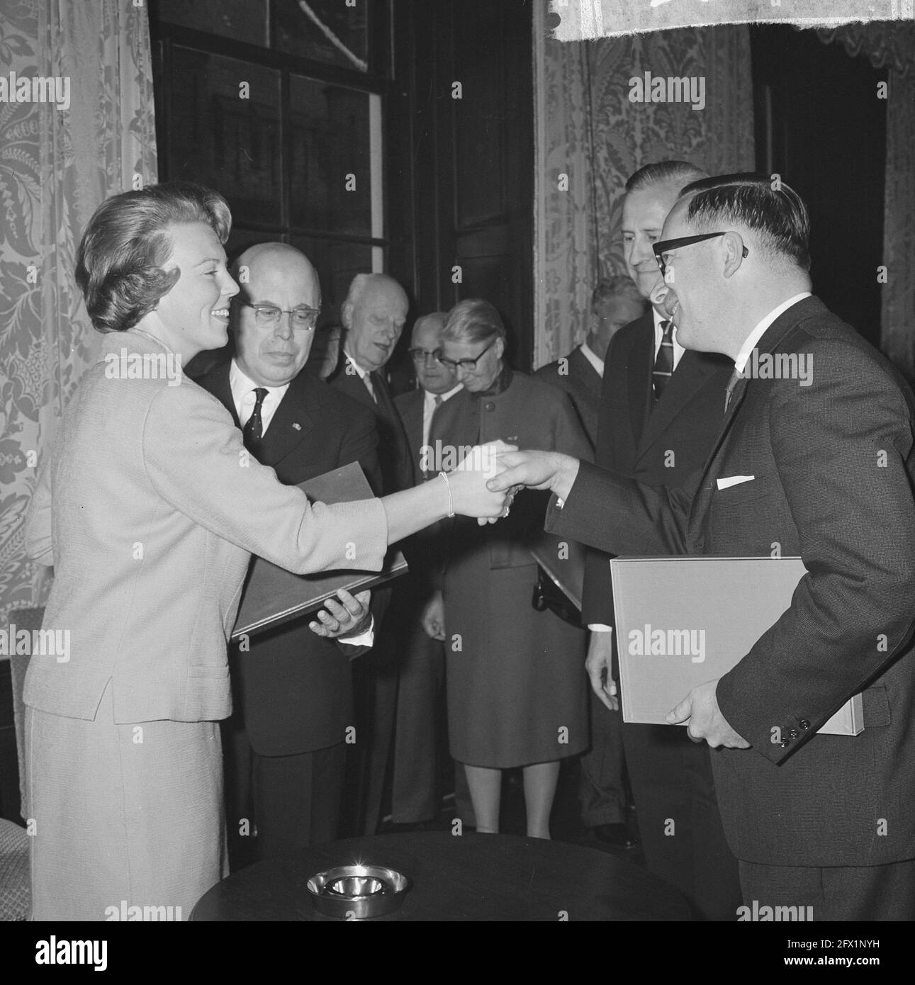 La princesse Beatrix a reçu un livre sur la commémoration 1813-1963. Dans la salle des Etats à droite, le professeur Beel, 6 novembre 1963, livres, commémorations, Pays-Bas, Agence de presse du XXe siècle photo, nouvelles à retenir, documentaire, photographie historique 1945-1990, histoires visuelles, L'histoire humaine du XXe siècle, immortaliser des moments dans le temps Banque D'Images