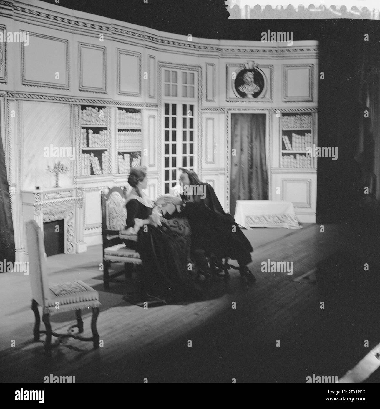 La Compagnie Anne Carrere Baire Bertin donne une représentation de Molieres Tarfulle à Rotterdam avec Pierre Bertin et Monique Melinaud entre autres, 14 février 1962, représentations, pays-Bas, agence de presse du xxe siècle photo, nouvelles à retenir, documentaire, photographie historique 1945-1990, histoires visuelles, L'histoire humaine du XXe siècle, immortaliser des moments dans le temps Banque D'Images
