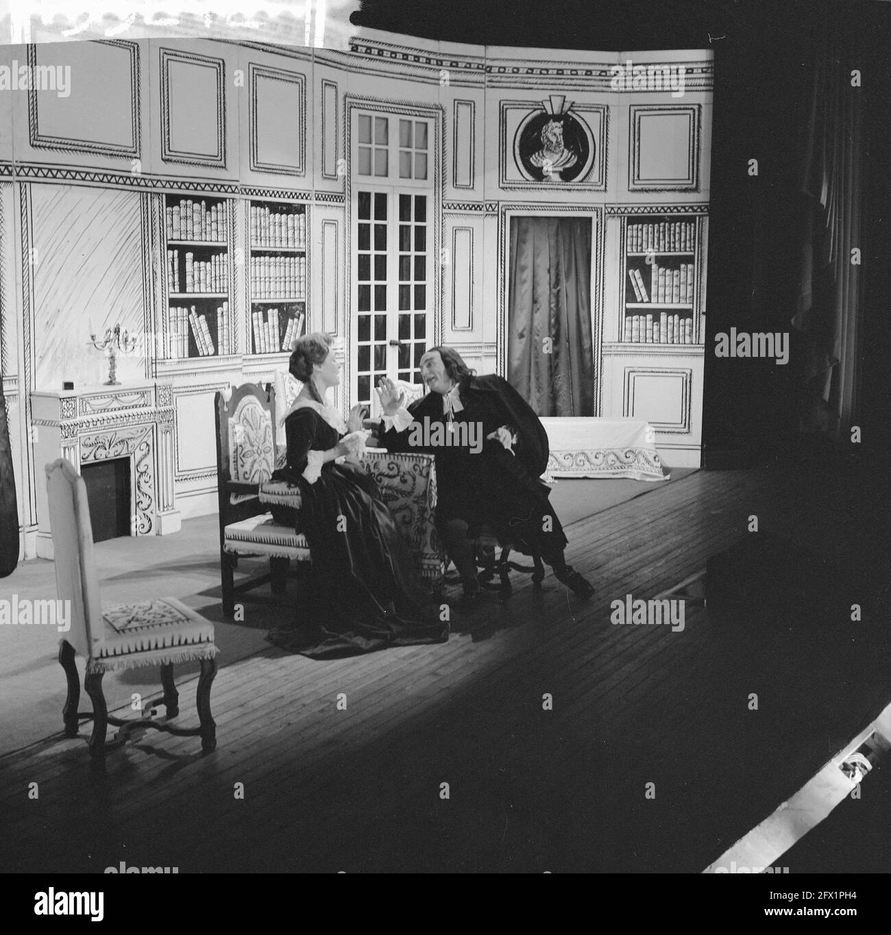 La Compagnie Anne Carrere Baire Bertin donne une représentation de Molieres Tarfulle à Rotterdam avec Pierre Bertin et Monique Melinaud entre autres, 14 février 1962, représentations, pays-Bas, agence de presse du xxe siècle photo, nouvelles à retenir, documentaire, photographie historique 1945-1990, histoires visuelles, L'histoire humaine du XXe siècle, immortaliser des moments dans le temps Banque D'Images