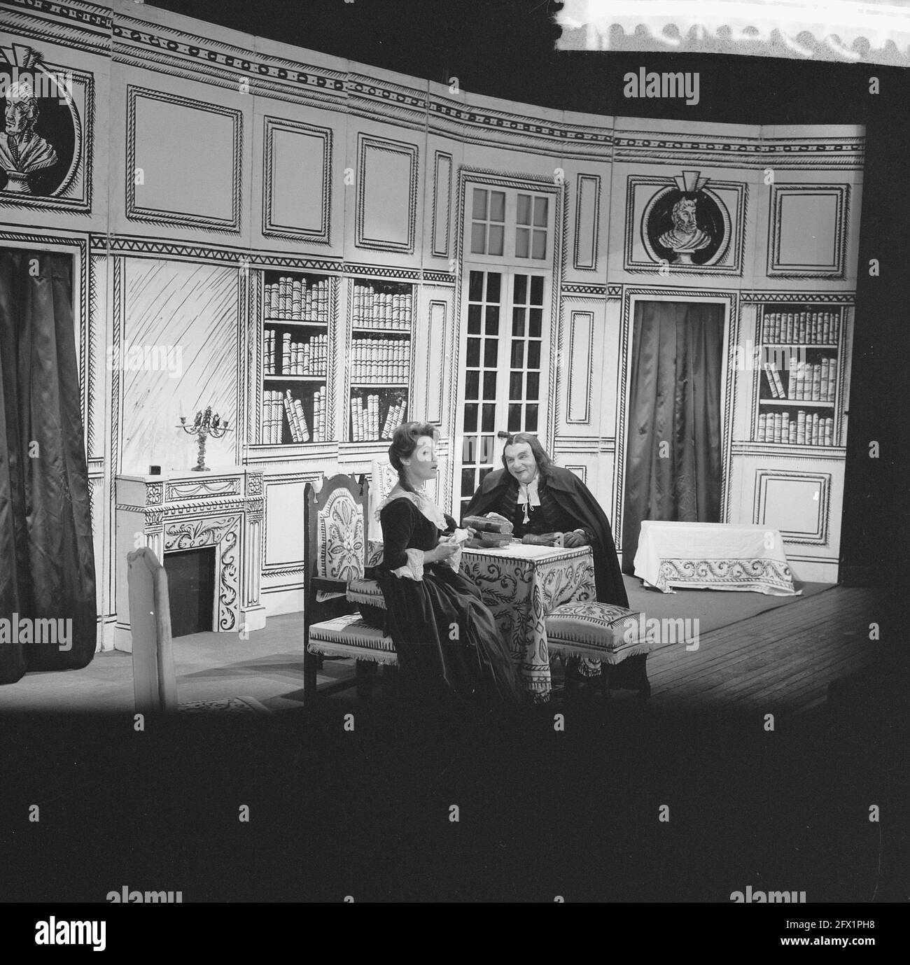 La Compagnie Anne Carrere Baire Bertin donne une représentation de Molieres Tarfulle à Rotterdam avec Pierre Bertin et Monique Melinaud entre autres, 14 février 1962, représentations, pays-Bas, agence de presse du xxe siècle photo, nouvelles à retenir, documentaire, photographie historique 1945-1990, histoires visuelles, L'histoire humaine du XXe siècle, immortaliser des moments dans le temps Banque D'Images