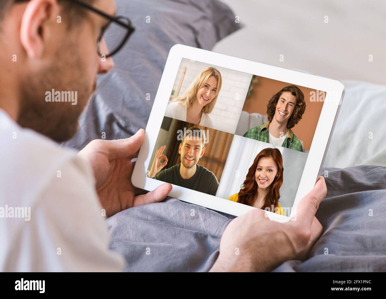 Conversation web en ligne, conférence avec la famille, nouvelle distance normale et sociale Banque D'Images