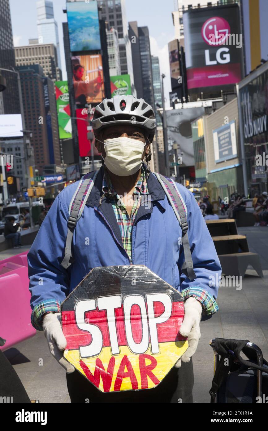 Les membres de la War Resisters League, Veterans for Peace, Raging Grannies et d'autres organisations se sont raréfiés et ont défilé sur Times Square et dans le centre-ville de Mattaan le jour de l'impôt pour exhorter les Américains à ne pas payer d'impôts de guerre. Les dépenses militaires détruisent notre qualité de vie et n'aident pas à résoudre les vrais problèmes qui nous confrontent en tant que nation et monde. Banque D'Images