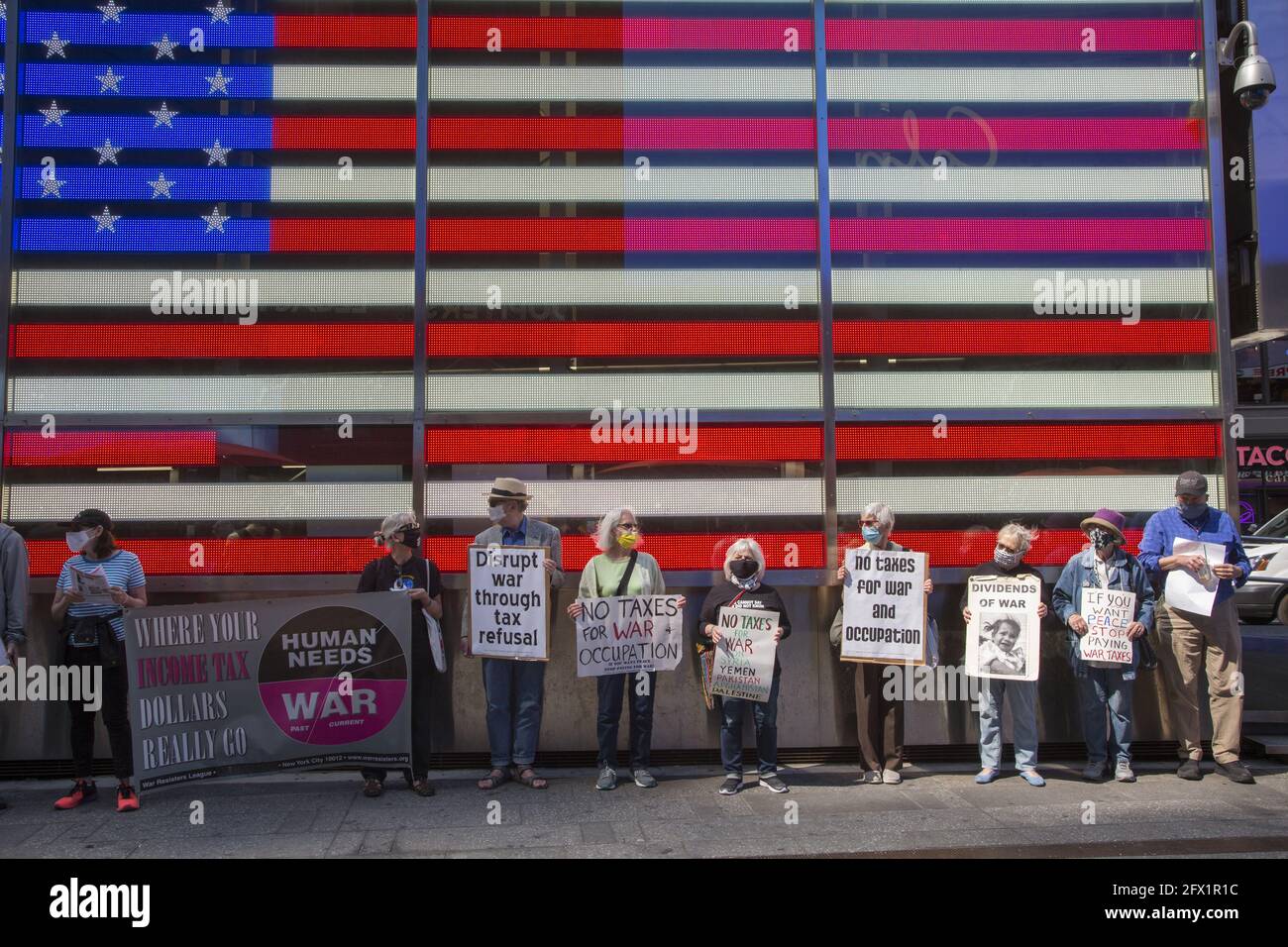 Les membres de la War Resisters League, Veterans for Peace, Raging Grannies et d'autres organisations se sont raréfiés et ont défilé sur Times Square et dans le centre-ville de Mattaan le jour de l'impôt pour exhorter les Américains à ne pas payer d'impôts de guerre. Les dépenses militaires détruisent notre qualité de vie et n'aident pas à résoudre les vrais problèmes qui nous confrontent en tant que nation et monde. Banque D'Images