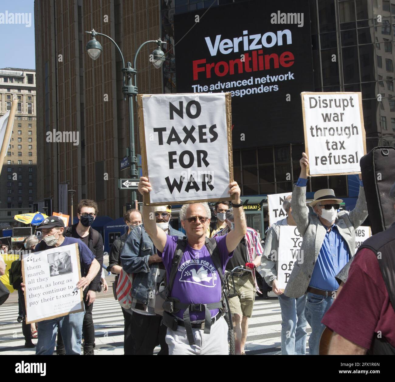 Les membres de la War Resisters League, Veterans for Peace, Raging Grannies et d'autres organisations se sont raréfiés et ont défilé sur Times Square et dans le centre-ville de Mattaan le jour de l'impôt pour exhorter les Américains à ne pas payer d'impôts de guerre. Les dépenses militaires détruisent notre qualité de vie et n'aident pas à résoudre les vrais problèmes qui nous confrontent en tant que nation et monde. Banque D'Images