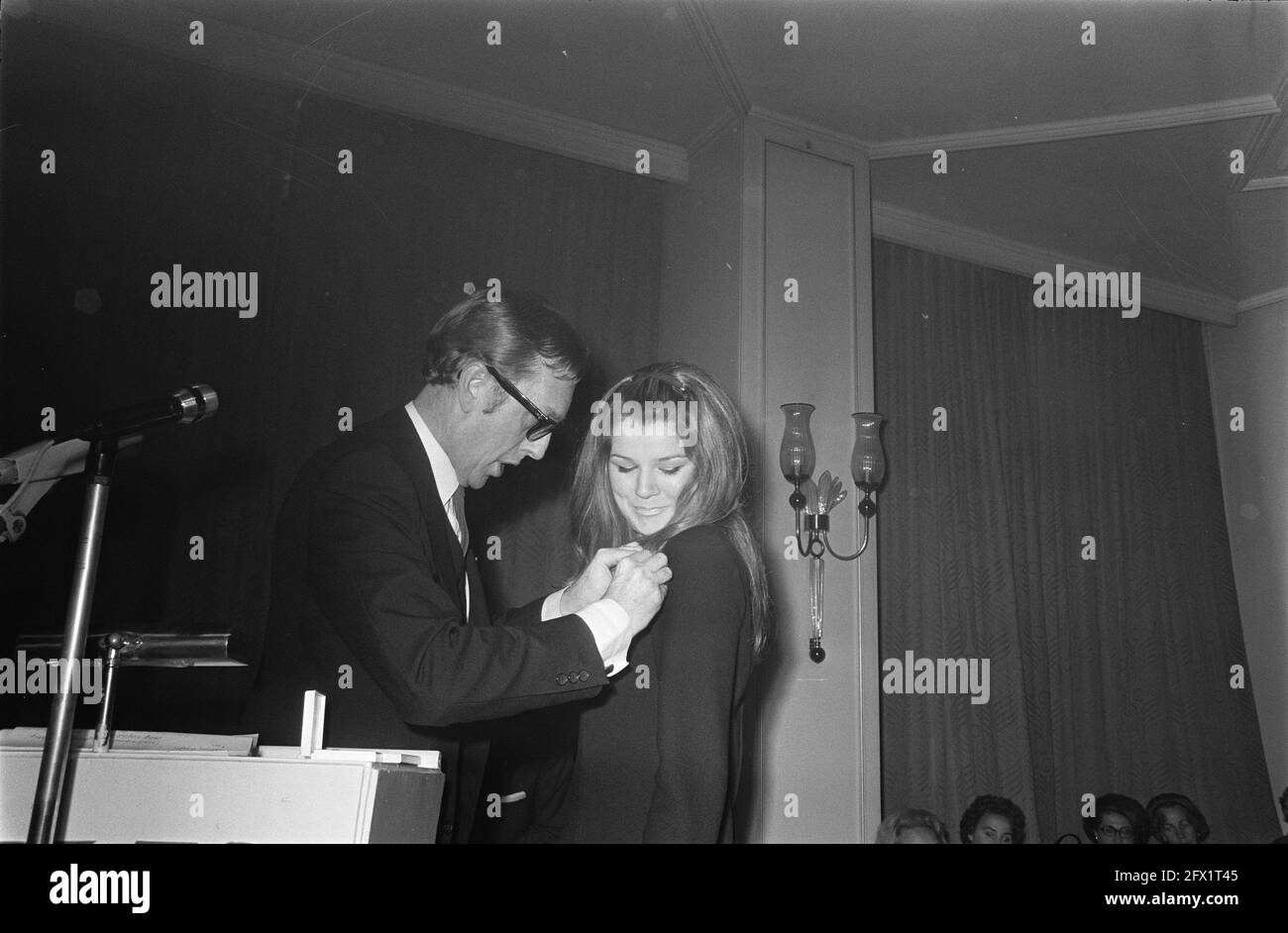 Conamus remet des harpes d'or et d'argent à Amsterdam; Lenny Kuhr reçoit la harpe d'argent, 10 novembre 1969, pays-Bas, agence de presse du XXe siècle photo, nouvelles à retenir, documentaire, photographie historique 1945-1990, histoires visuelles, L'histoire humaine du XXe siècle, immortaliser des moments dans le temps Banque D'Images