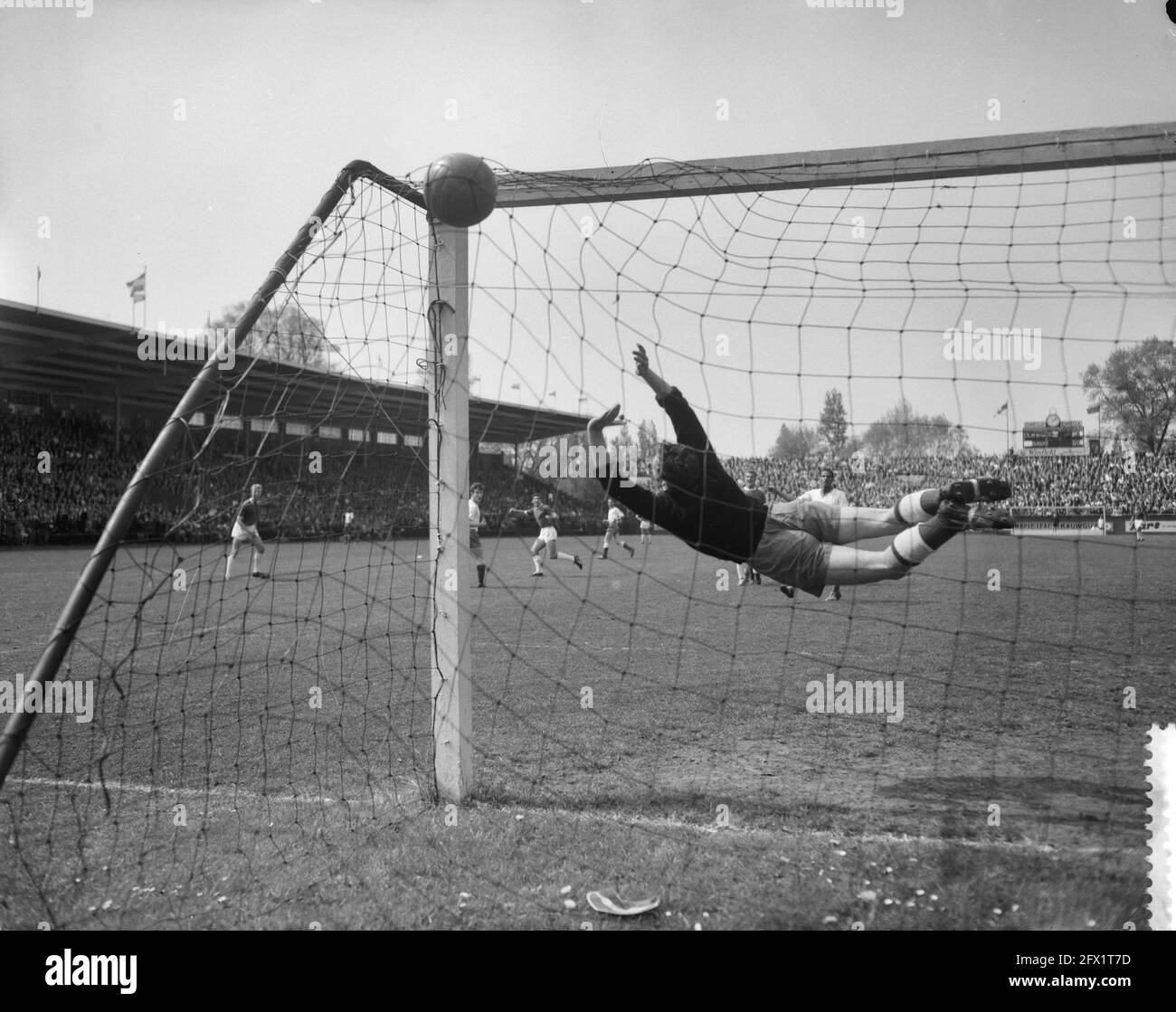 Ajax contre Elinkwijk 1-1, Swart (2e à partir de la gauche) marque, derrière elle le gardien de but Elinkwijker Van de Schilder, Cees Gro et H. Mijnals, 8 mai 1960, sports, football, Pays-Bas, Agence de presse du XXe siècle photo, nouvelles à retenir, documentaire, photographie historique 1945-1990, histoires visuelles, L'histoire humaine du XXe siècle, immortaliser des moments dans le temps Banque D'Images