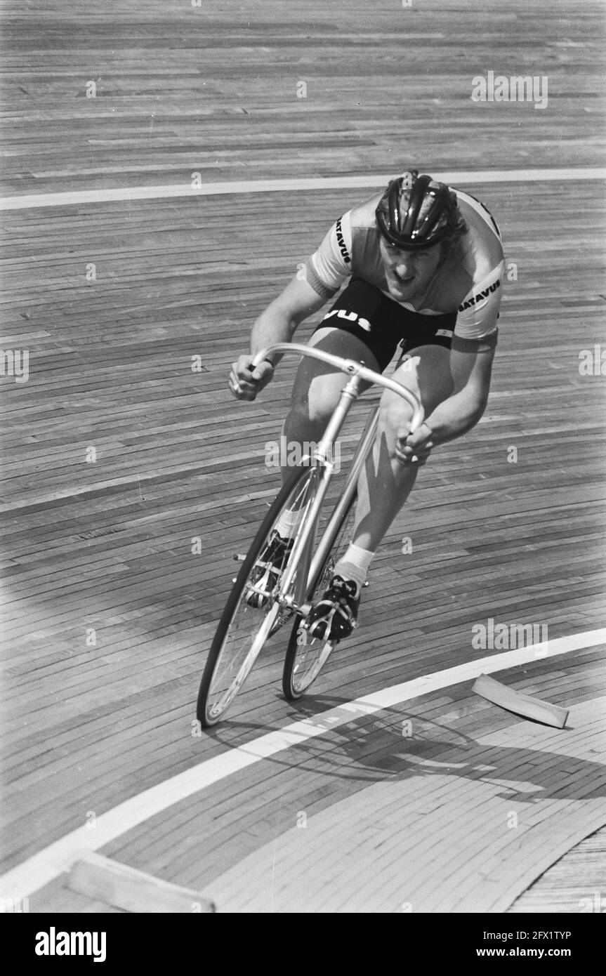 Qualifications des manèges des championnats hollandais poursuite pour les amateurs sur la piste à Sloten, Herman Ponsteen en action, 8 juin 1976, sports, course de vélo, Pays-Bas, Agence de presse du XXe siècle photo, nouvelles à retenir, documentaire, photographie historique 1945-1990, histoires visuelles, L'histoire humaine du XXe siècle, immortaliser des moments dans le temps Banque D'Images
