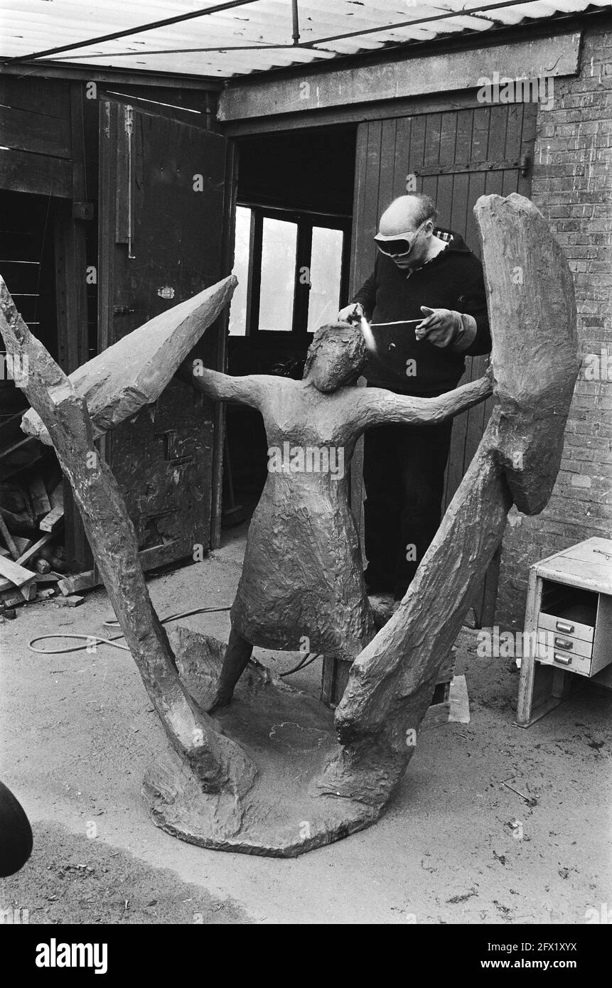 Des touches finales sont données au monument commémoratif en mémoire de l'héroïne de résistance Haarlem Hanie Schaft conçu par Truus Menger, 13 avril 1982, commémorations, mémoriaux de guerre, Pays-Bas, Agence de presse du XXe siècle photo, nouvelles à retenir, documentaire, photographie historique 1945-1990, histoires visuelles, L'histoire humaine du XXe siècle, immortaliser des moments dans le temps Banque D'Images