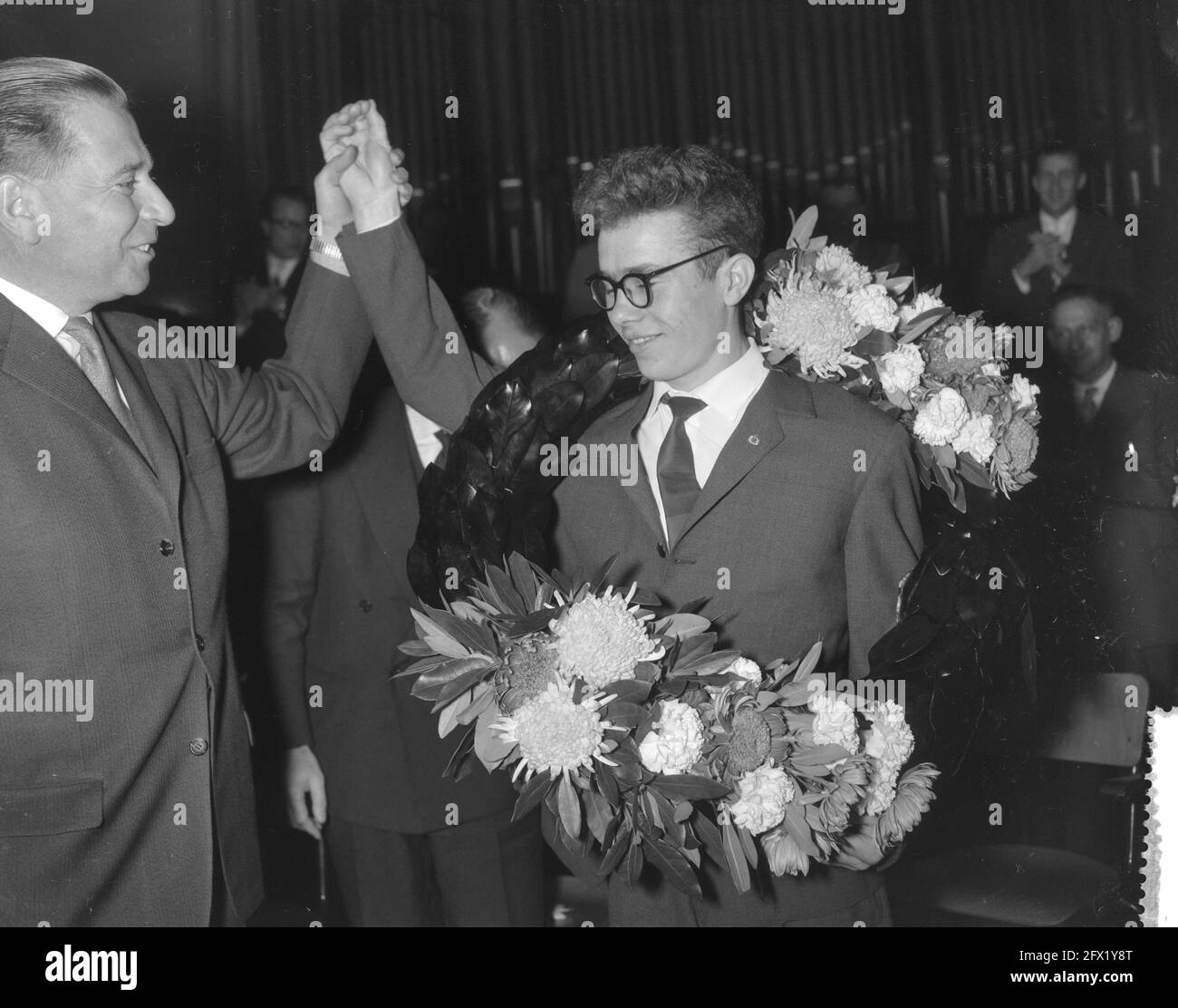 Dernier tour de dames dans la salle de concert à Haarlem Chefolev avec guirlande, 12 novembre 1960, GALERIE DE CONCERTS, DAMMEN, Pays-Bas, Agence de presse du XXe siècle photo, nouvelles à retenir, documentaire, photographie historique 1945-1990, histoires visuelles, L'histoire humaine du XXe siècle, immortaliser des moments dans le temps Banque D'Images