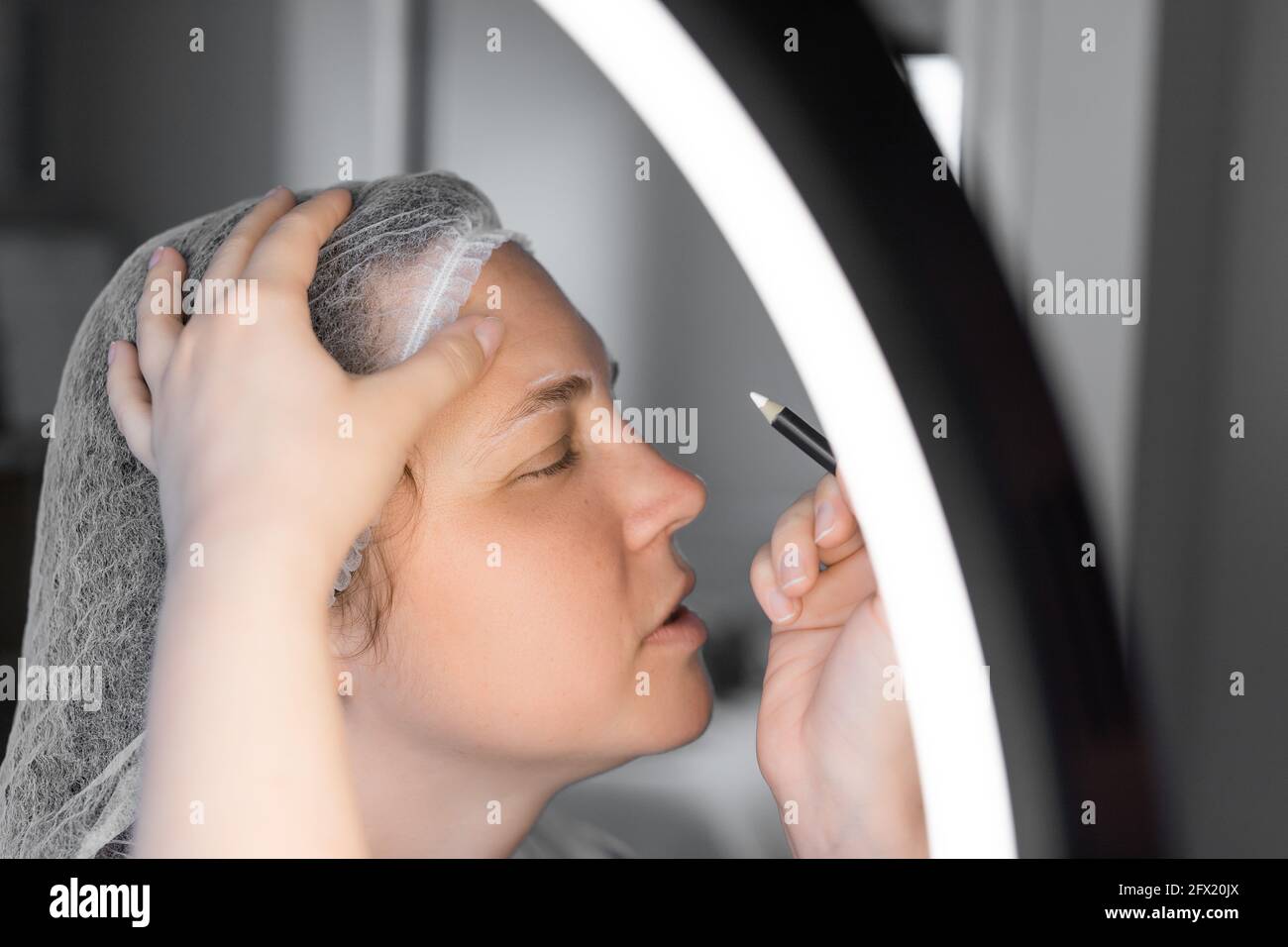 Colorer les sourcils et les cils avec le henné dans un salon de beauté. Banque D'Images