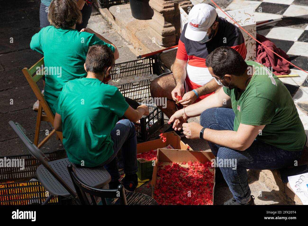 La Orotava, Ténérife, îles Canaries. 15 mai 2021. L'Asociacion de Alfompicas, Association des fabricants de tapis, qui fabrique traditionnellement des tapis de fleurs Banque D'Images