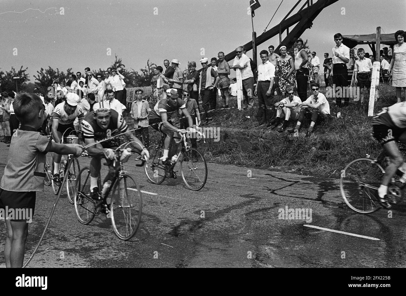 Championnats nationaux de cyclisme pour les professionnels à Beek, à divers endroits le long de la piste les cyclistes ont été refroidis avec des tuyaux de jardin, 26 juillet 1964, sport, tuyaux de jardin, Eau, cyclisme, pays-Bas, agence de presse du XXe siècle photo, news to remember, documentaire, photographie historique 1945-1990, histoires visuelles, L'histoire humaine du XXe siècle, immortaliser des moments dans le temps Banque D'Images