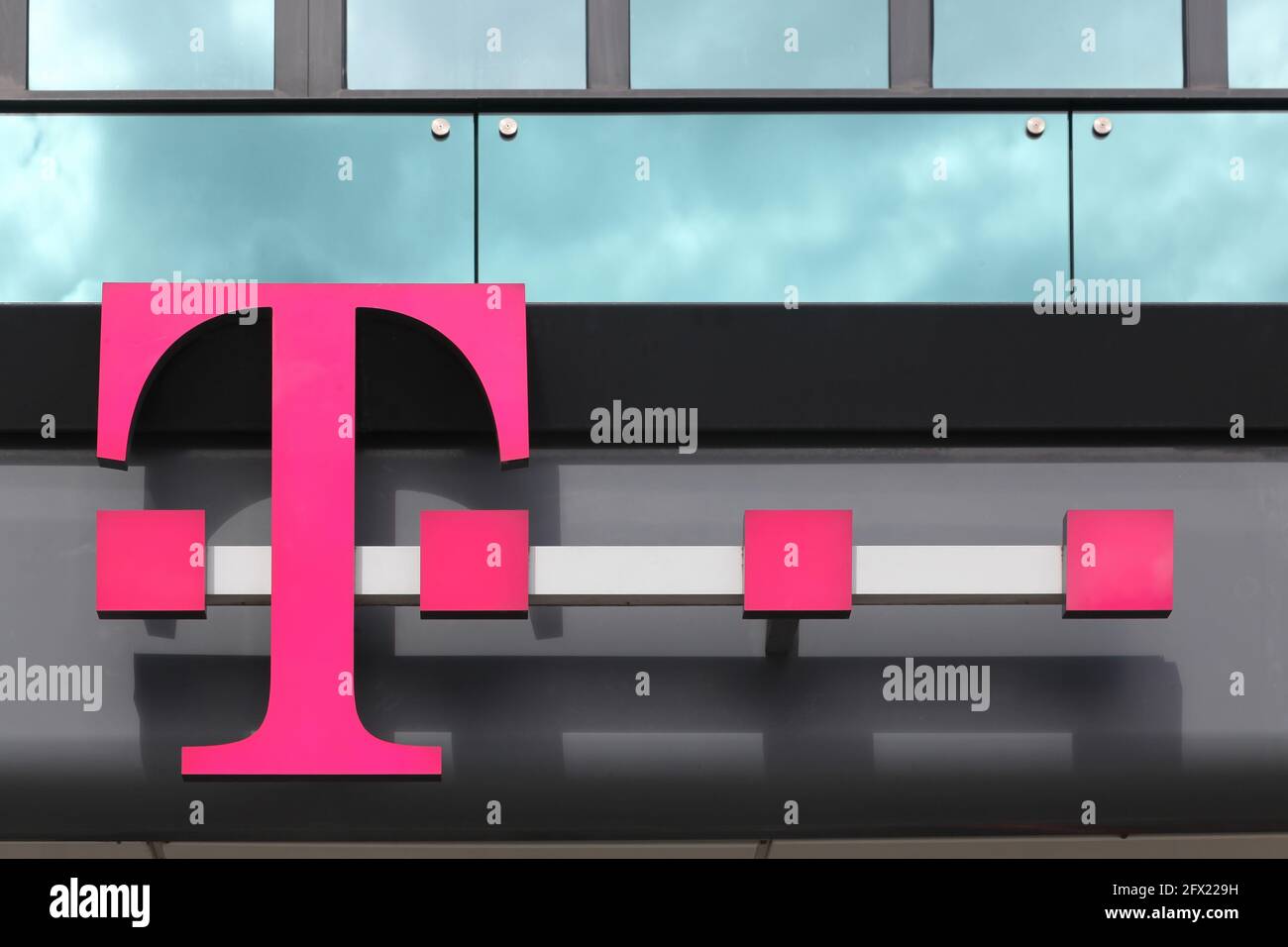 Berlin, Allemagne - 12 juillet 2020 : logo Deutsche Telekom sur un bâtiment. Deutsche Telekom est une société de télécommunications allemande dont le siège est situé à Bonn Banque D'Images