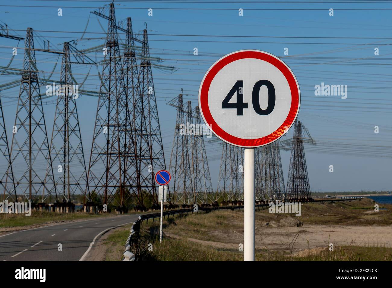 Limite de vitesse de signalisation routière de 40 km h sur fond de paysage industriel. Banque D'Images
