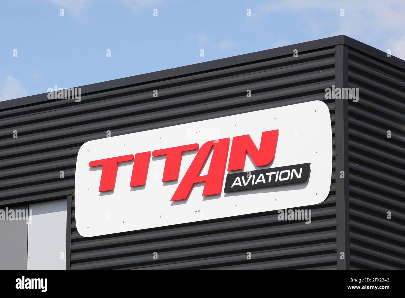 Arnas, France - 6 septembre 2020 : immeuble de bureaux Titan Aviation. Titan Aviation est une compagnie de service d'aviation. C'est le spécialiste du ravitaillement Banque D'Images
