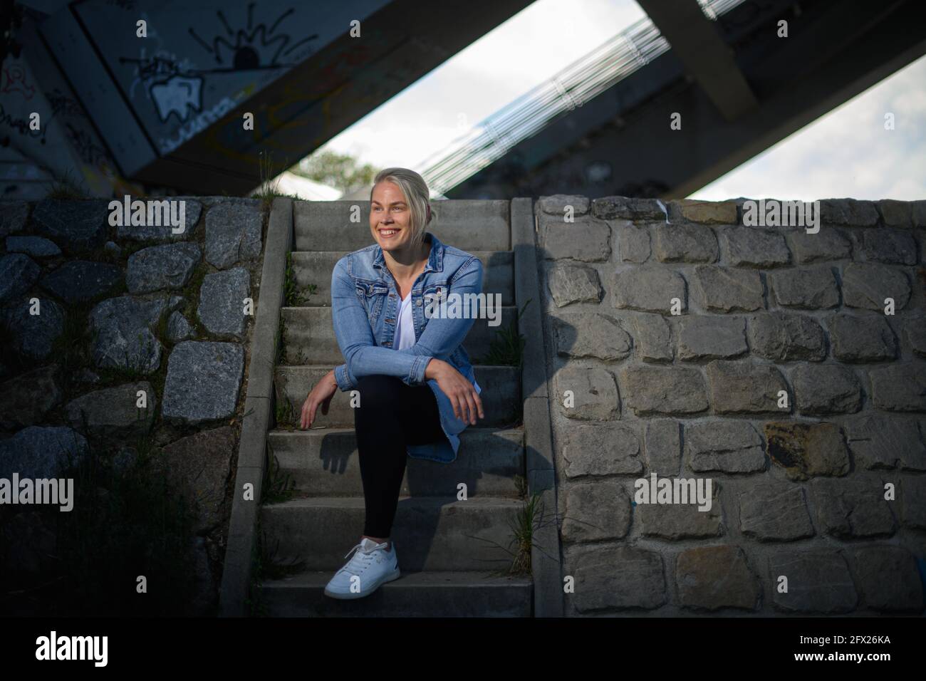 Dresde, Allemagne. 10 mai 2021. Christiane Reppe, athlète de haut niveau dans le domaine du para-triathlon, se trouve sur un escalier sous le pont Waldschlößchen sur l'Elbe. Credit: Robert Michael/dpa-Zentralbild/dpa/Alay Live News Banque D'Images