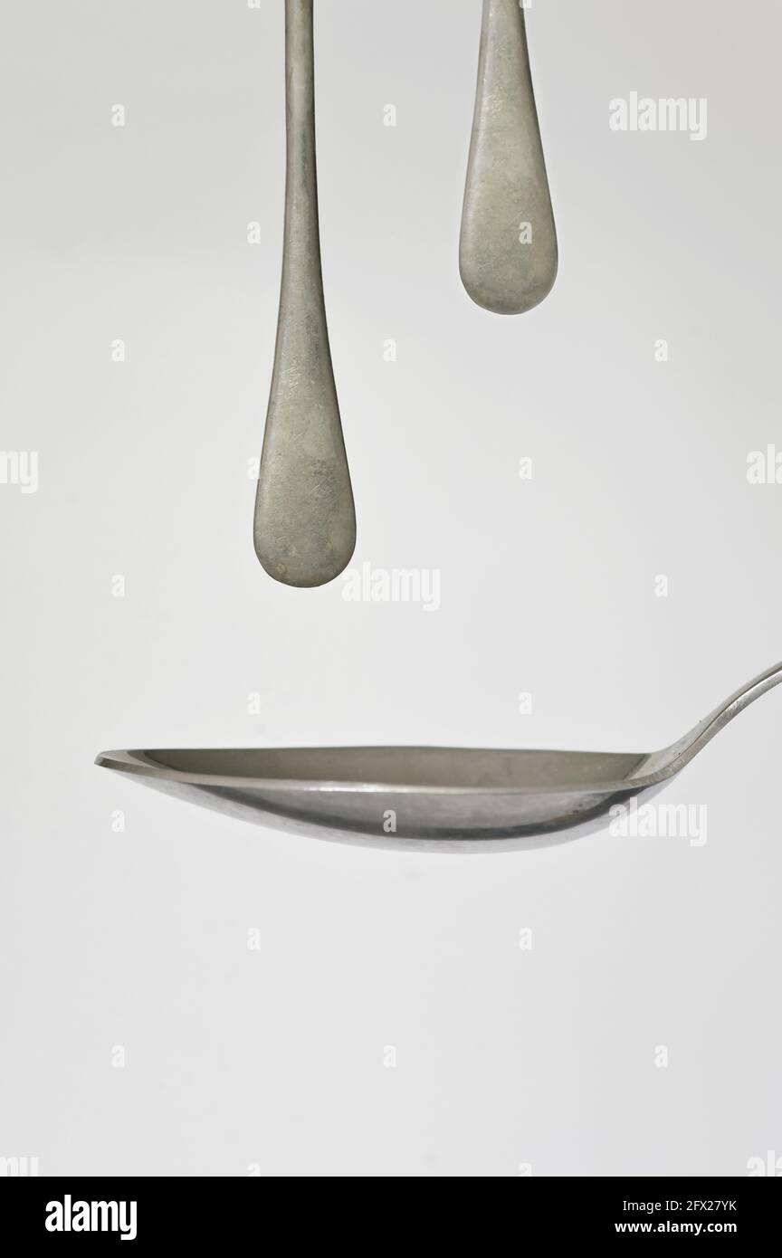 Abstrait argent dessert Spoon Ménagère et cuillère comme des gouttes tombent Banque D'Images