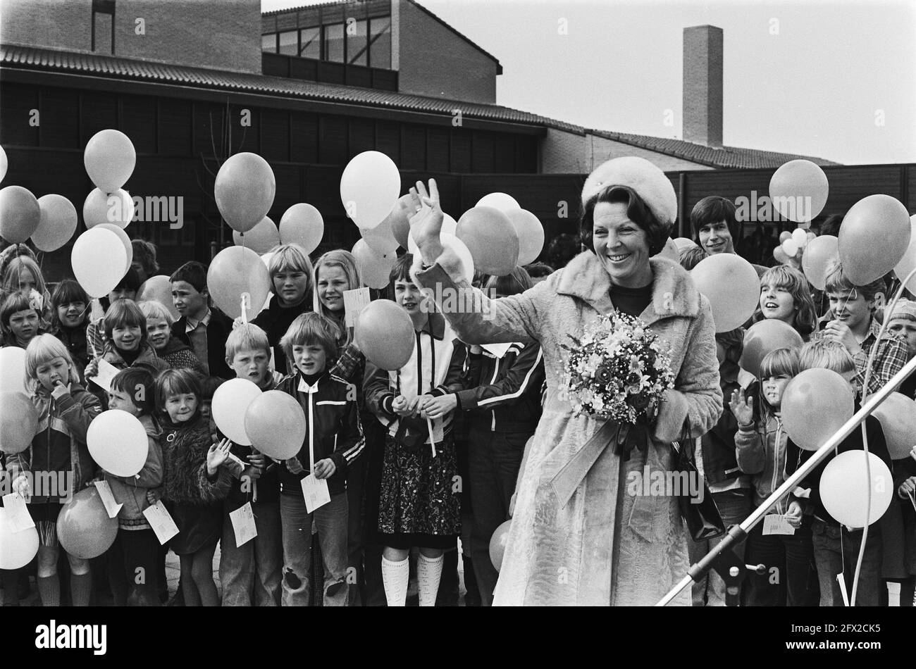 La princesse Beatrix ouvre un centre commercial de quartier et un complexe scolaire Waldervaart à Schagen; la princesse Beatrix parmi les enfants de l'école (Schagen), 28 avril 1978, ouvertures, princesses, Écoles, centres commerciaux, pays-Bas, Agence de presse du XXe siècle photo, nouvelles à retenir, documentaire, photographie historique 1945-1990, histoires visuelles, L'histoire humaine du XXe siècle, immortaliser des moments dans le temps Banque D'Images