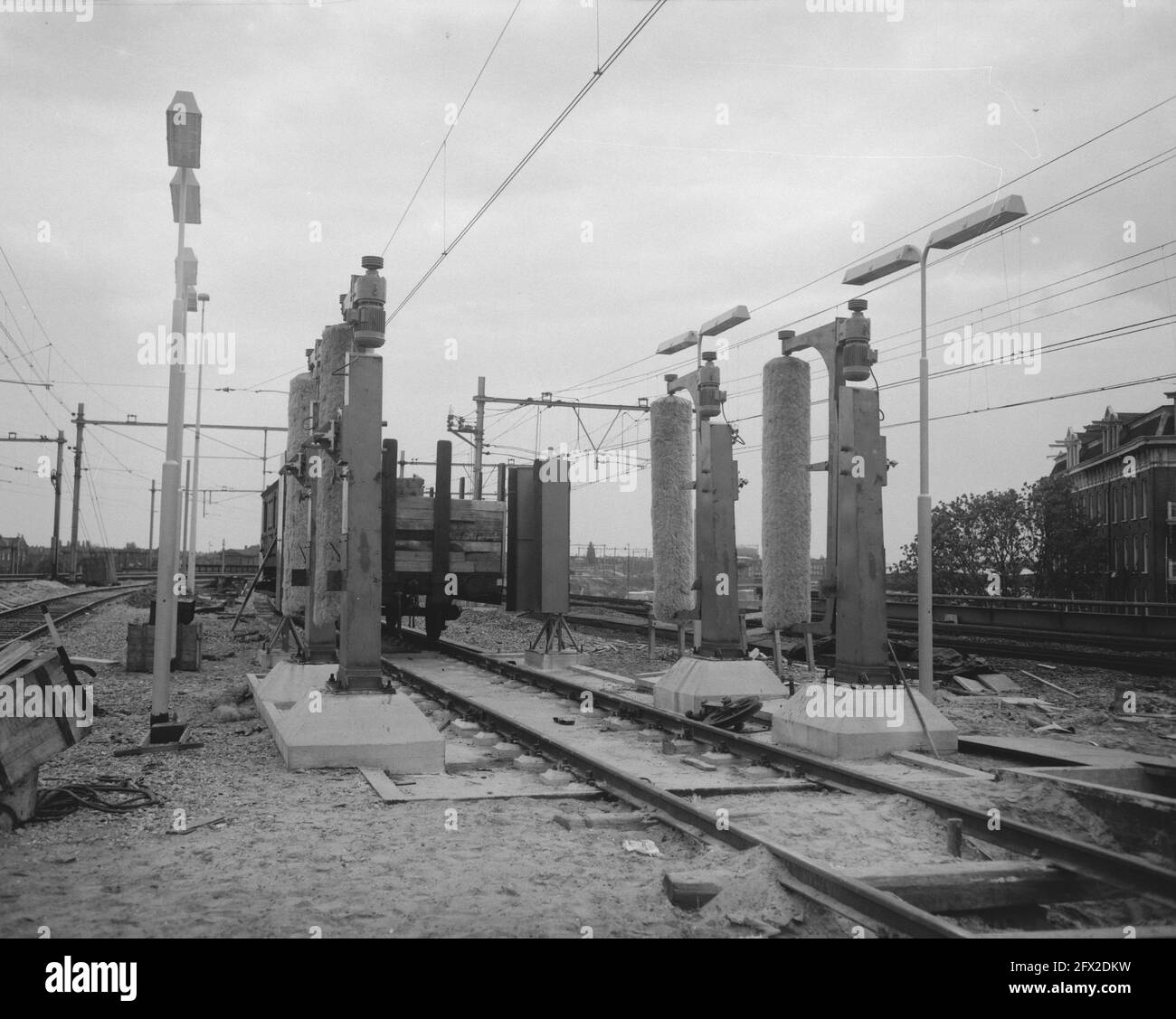 Machine à laver pour wagons de chemin de fer, Amsterdam, 23 mai 1958, pays-Bas, agence de presse du XXe siècle photo, news to remember, documentaire, photographie historique 1945-1990, histoires visuelles, L'histoire humaine du XXe siècle, immortaliser des moments dans le temps Banque D'Images