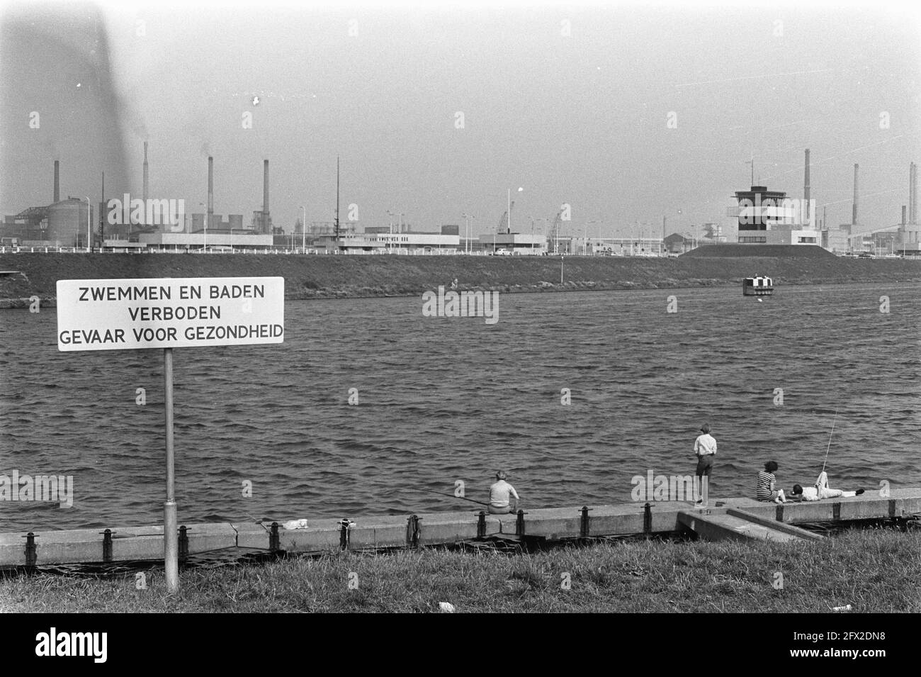 Pollution de l'air à Hoogovens près du canal de la mer du Nord; signe baignade et baignade interdites, danger pour la santé, 3 août 1970, HOOGOVENS, LUCHTVERONtreinenIGING, Signs, pays-Bas, Agence de presse du XXe siècle photo, news to Remember, documentaire, photographie historique 1945-1990, histoires visuelles, L'histoire humaine du XXe siècle, immortaliser des moments dans le temps Banque D'Images