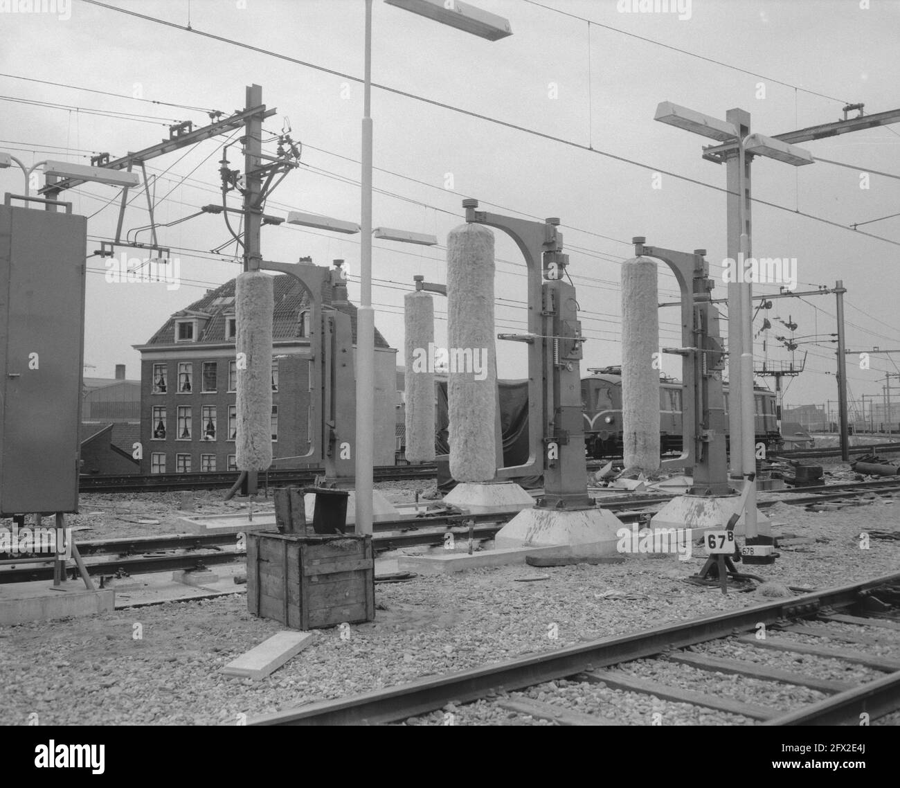 Machine à laver pour wagons de chemin de fer à Amsterdam, 23 mai 1958, pays-Bas, agence de presse du XXe siècle photo, news to remember, documentaire, photographie historique 1945-1990, histoires visuelles, L'histoire humaine du XXe siècle, immortaliser des moments dans le temps Banque D'Images