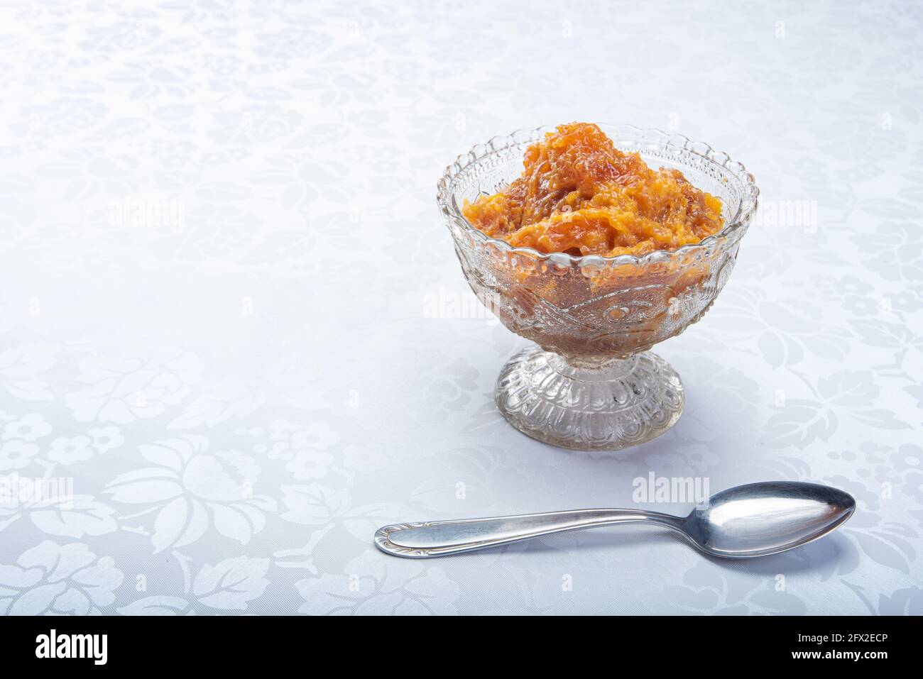 Confiture de citrouille dans un arrangement clair et minimaliste, foyer sélectif. Banque D'Images