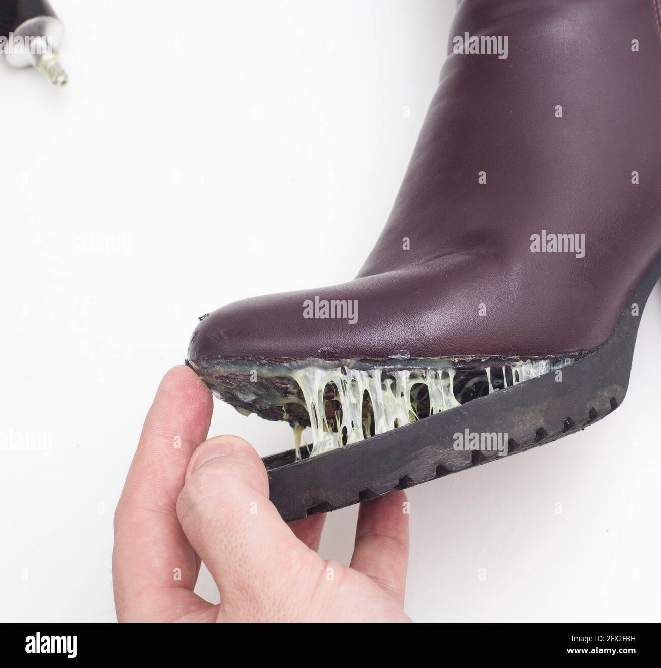 Un réparateur de chaussures colle la semelle d'une chaussure d'hiver pour  femme. Concept de chaussures de faible qualité, réparation de bottes Photo  Stock - Alamy