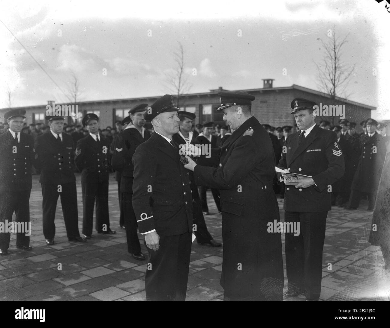 Le mécanicien de premier plan Westhof 50 ans de service militaire reçoit une médaille d'or du colonel Molenaar du service sous-marin, le 15 novembre 1950, MEDAILLES, SOUS LA SAISON, Réceptions, pays-Bas, agence de presse du XXe siècle photo, news to remember, documentaire, photographie historique 1945-1990, histoires visuelles, L'histoire humaine du XXe siècle, immortaliser des moments dans le temps Banque D'Images