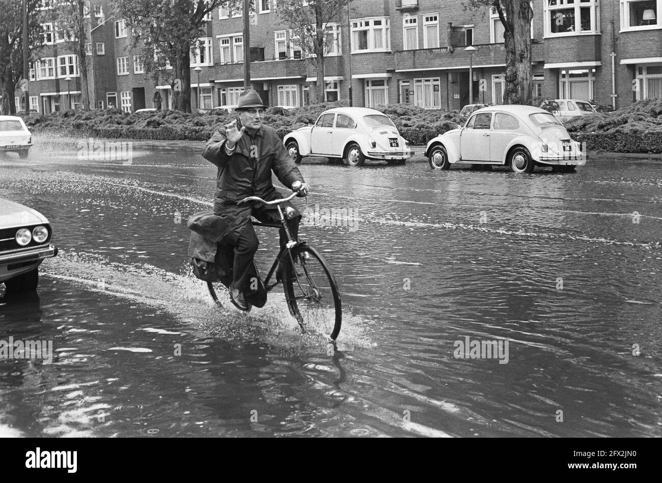 Homme à vélo dans l'avenue Roosevelt inondée, 17 juin 1975, voitures, bicyclettes, Rues, inondations, pays-Bas, Agence de presse du XXe siècle photo, nouvelles à retenir, documentaire, photographie historique 1945-1990, histoires visuelles, L'histoire humaine du XXe siècle, immortaliser des moments dans le temps Banque D'Images