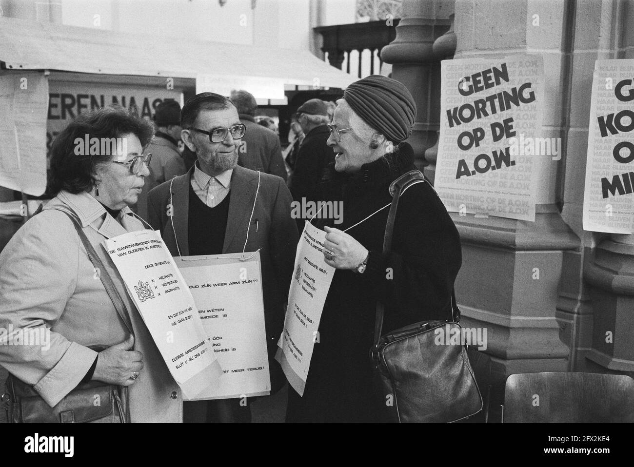 Manifestation pour les bénéficiaires de prestations dans le Nieuwe Kerk à Amsterdam contre les réductions de prestations, 23 novembre 1983, rassemblements, politique des salaires et des prix, bénéficiaires de prestations, pays-Bas, agence de presse du XXe siècle photo, news to remember, documentaire, photographie historique 1945-1990, histoires visuelles, L'histoire humaine du XXe siècle, immortaliser des moments dans le temps Banque D'Images