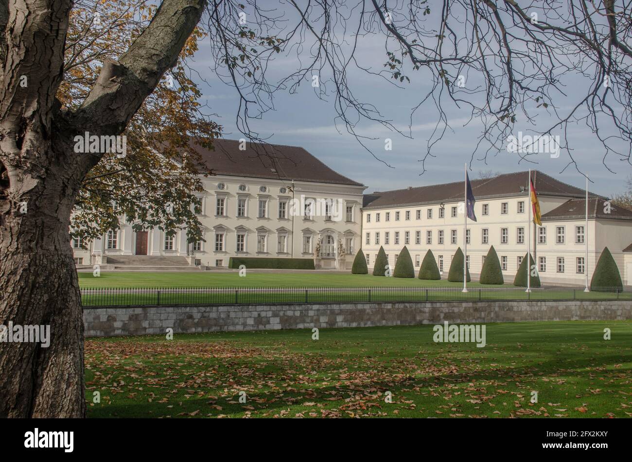 Berlin- Das Schloss Bellevue ist ein Baudenkmal am Spreeweg 1 im Berliner Ortsteil Tiergarten. Banque D'Images