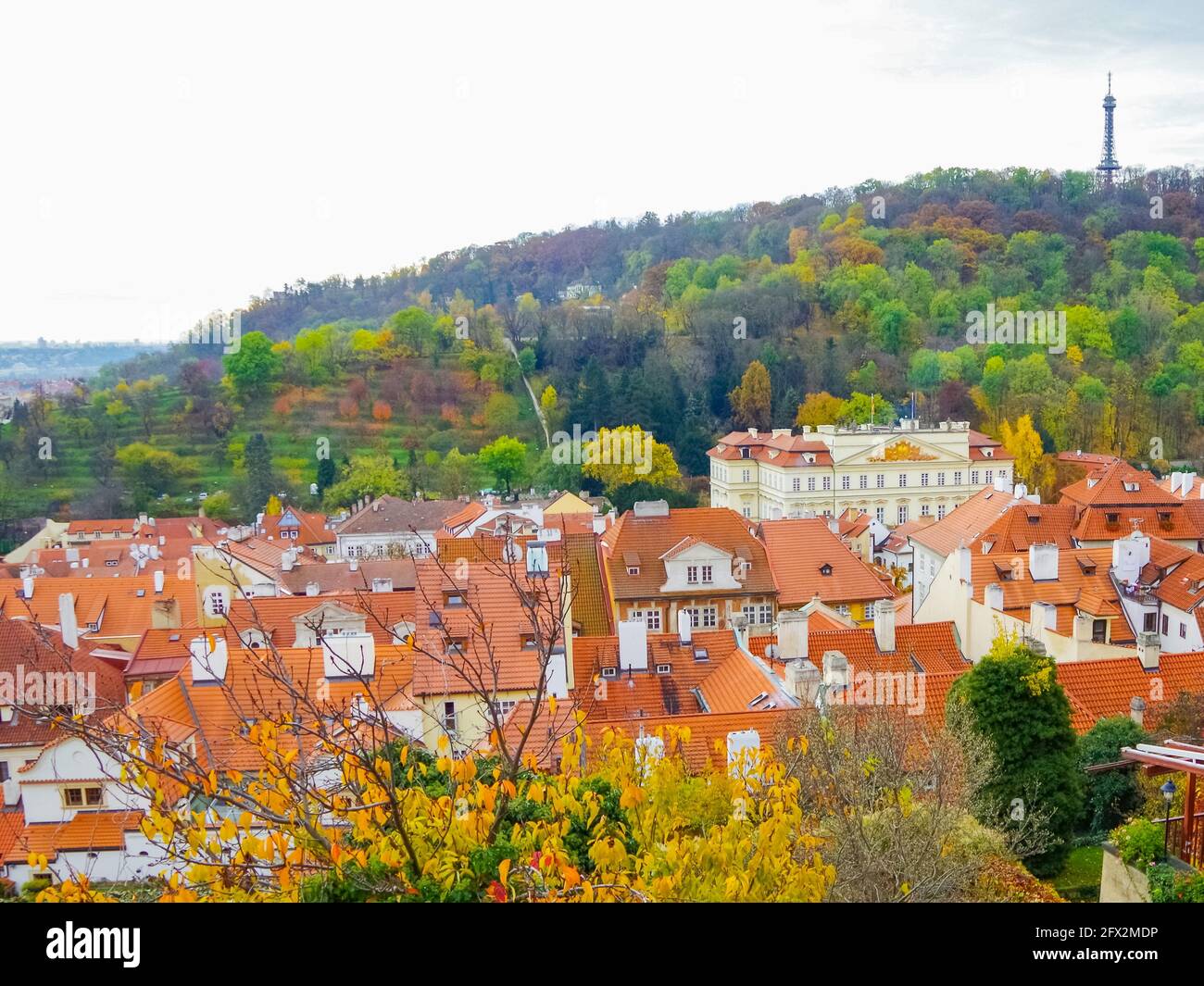 Paysage d'automne pittoresque, Panorama de la ville de Prague - montagne de Prague. Vue de dessus de la ville Banque D'Images